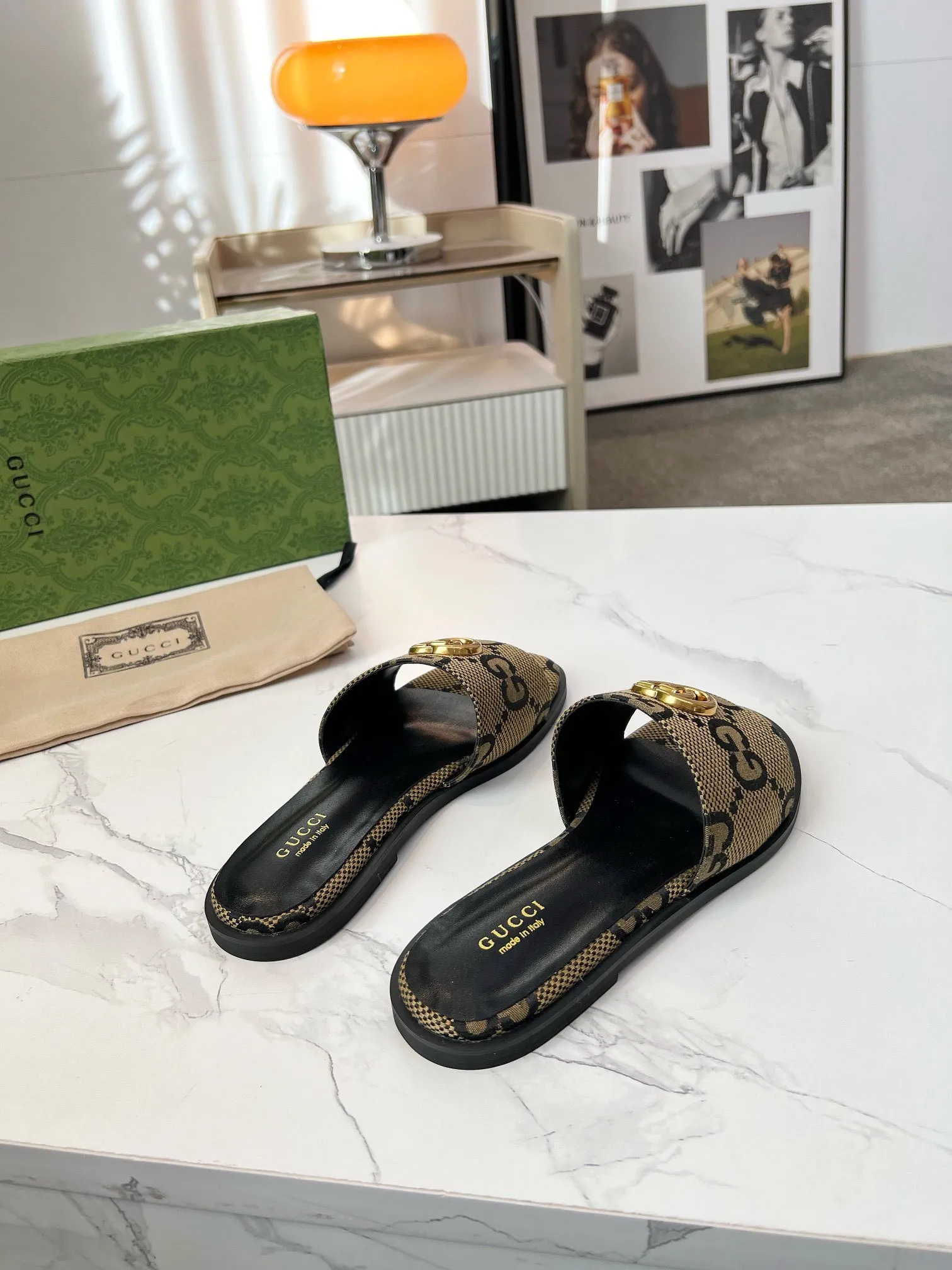 👟👟Ex-factory price 380👟👟 GUCCl 2025 spring and summer new style casual interlocking double G sandals for women. This piece is from the Gucci Lido collection, and its design is inspired by the summer style and beach clubs of the Italian coast. Archive designs from the 1970s infuse the brand with glory. Get inspired by this iconic era. The "Gucci March of Love" series continues to explore the aesthetic connotation of the brand's archived logos in a new way, while at the same time embracing the classic elegance and charm. Code Number: 35-43#